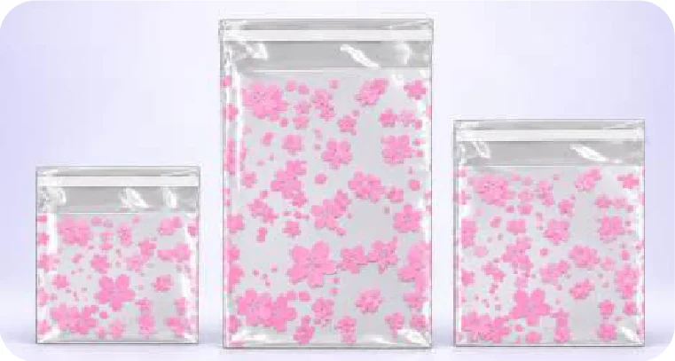 Bolsas transparentes de distinto tamaño, estampadas con flores rosas y con una franja adhesiva en la boca