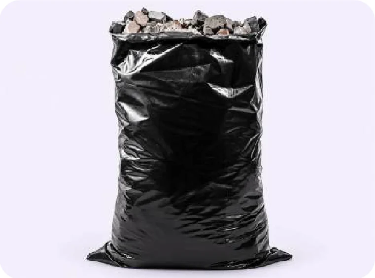 Bolsa de escombro negra de pie, con el fondo sellado y llena de piedras hasta la boca