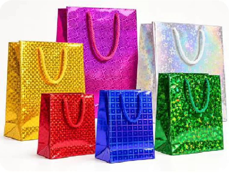 Seis bolsas de brillo metálico con manija de cordón, de distintos tamaños: dorada, fucsia, plateada, roja, azul y verde