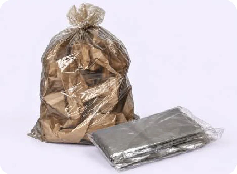 Bolsa translúcida color caramelo, atada arriba y llena de papel arrugado, con un paquete de bolsas dobladas adelante