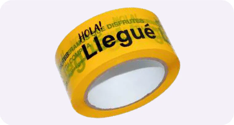Un rollo de cinta amarilla en diagonal con la leyenda «Hola! Llegué» en letras negras grandes y textos verdes de fondo