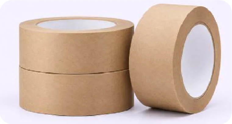 Rollos de cinta de papel kraft apilados, de color marrón claro, con el núcleo blanco a la vista