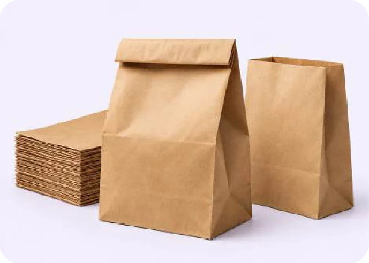 Una pila de bolsas kraft planas a la izquierda, una bolsa de pie con la boca plegada al centro y otra abierta a la derecha