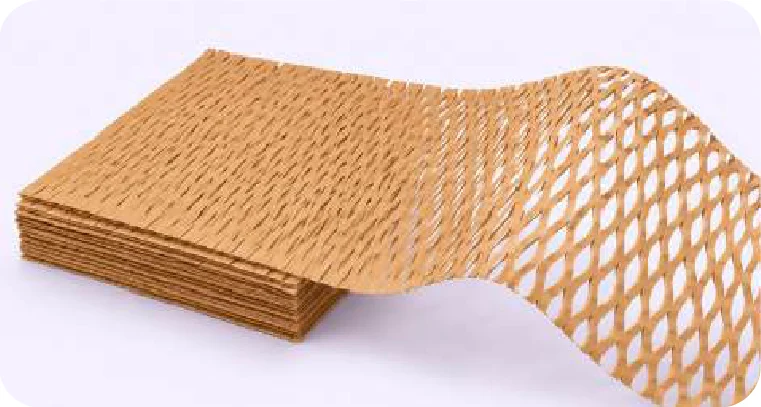 Panal extensible de papel kraft apilado, con una hoja estirada que muestra la malla de celdas
