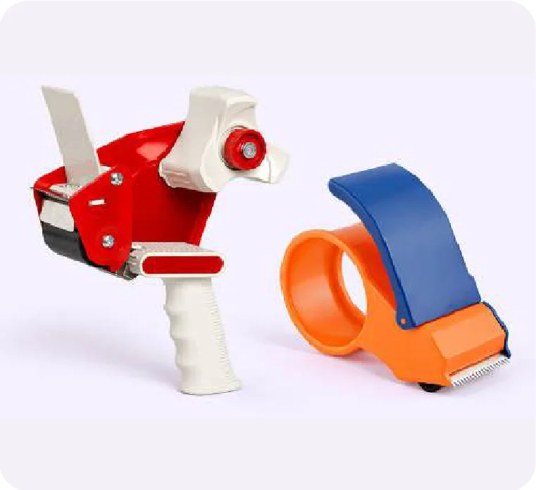Dos dispensadores de cinta: uno rojo y blanco con forma de pistola y otro naranja con tapa azul, con borde dentado al frente