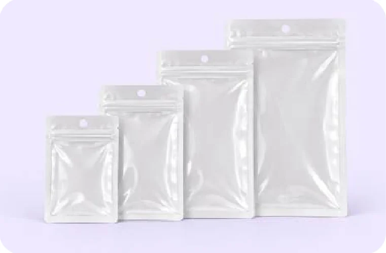 Cuatro pouches blancos translúcidos con cierre zipper y un agujero redondo arriba, escalonados de menor a mayor