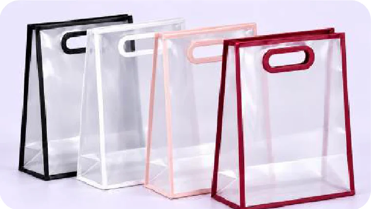 Cuatro bolsas transparentes con asa calada y borde de color: negro, blanco, rosa claro y rojo