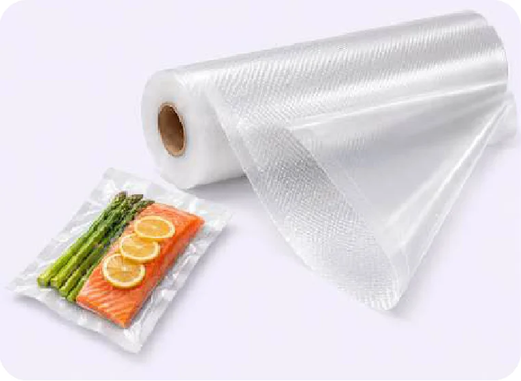 Un rollo de film transparente con relieve y, delante, una bolsa sellada con un filete de salmón, limón y espárragos