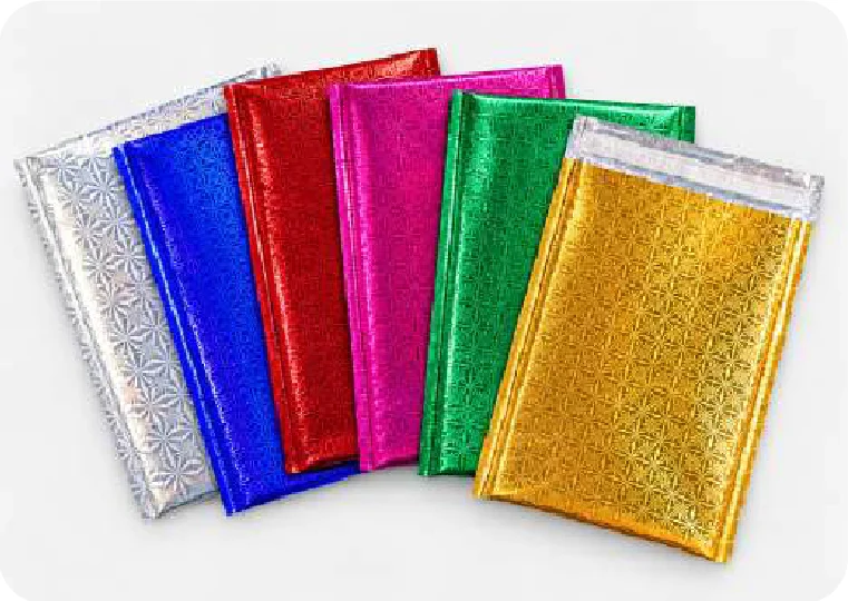Seis sobres planos holográficos abiertos en abanico: plata, azul, rojo, fucsia, verde y dorado, este al frente