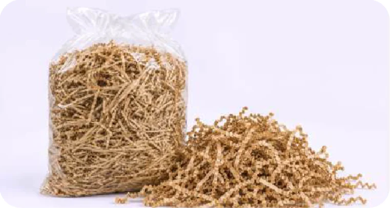 Bolsa de viruta de papel kraft junto a un puñado de viruta suelta sobre la mesa