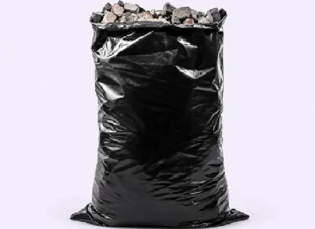 Bolsas de escombro negras llenas