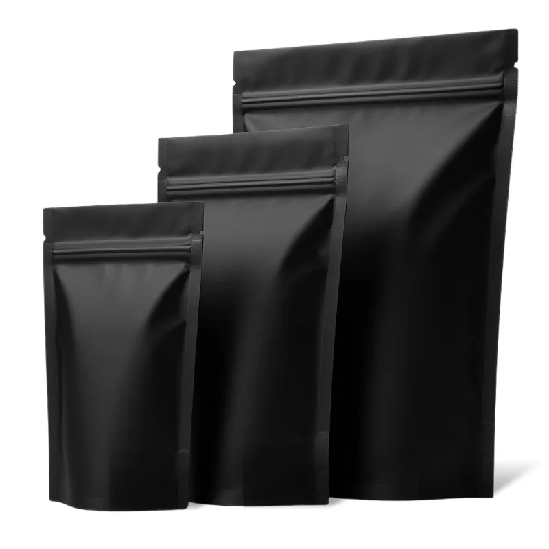 Doypack negro mate en tres tamaños, parado, con el cierre zipper visible