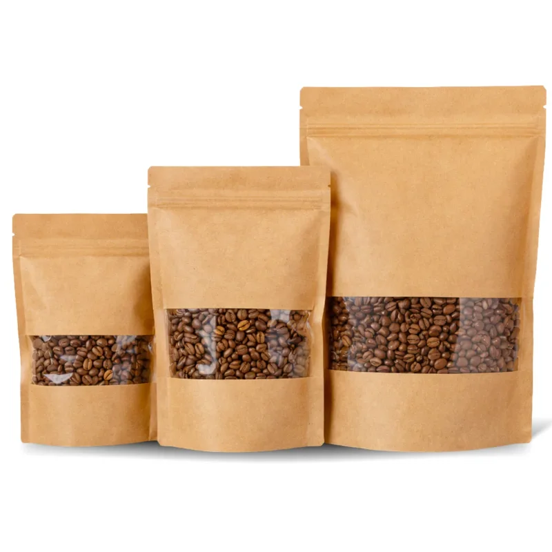 Tres bolsas doypack kraft marrón, paradas, con ventana horizontal transparente y café en grano
