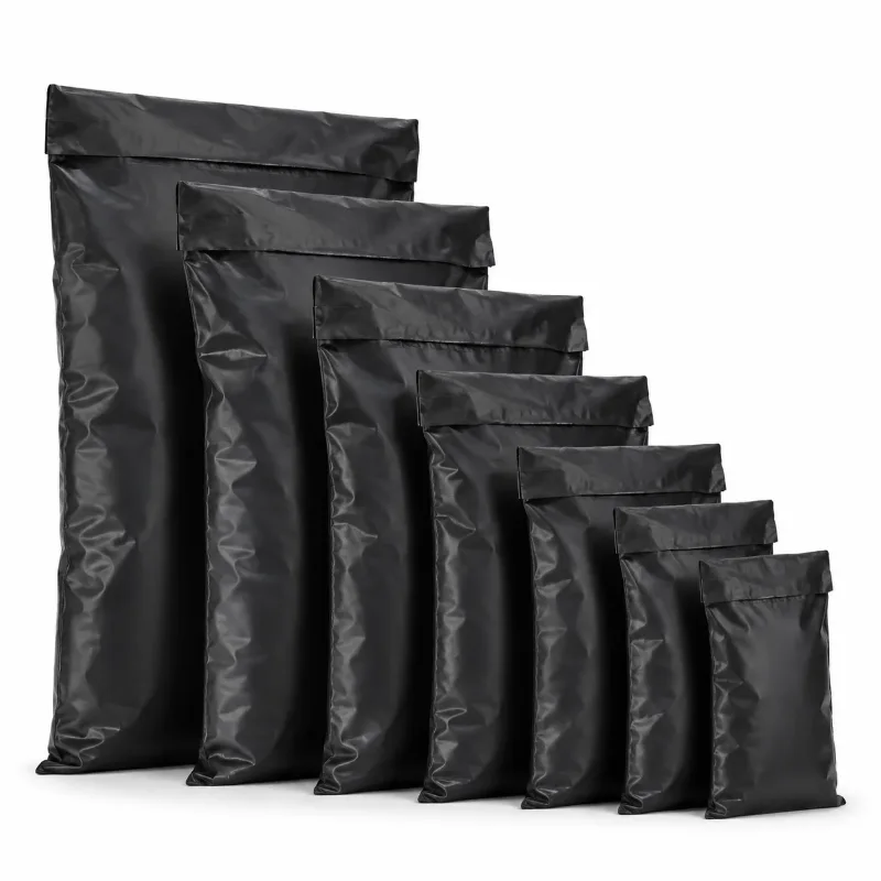 Siete bolsas negras de pie, ordenadas de la más grande a la más chica, con la solapa doblada en la boca