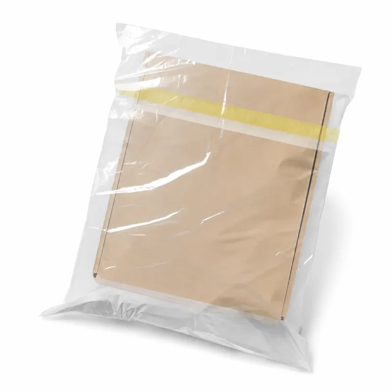 Bolsa transparente cerrada con una caja de cartón marrón adentro y una franja amarilla translúcida cerca de la boca