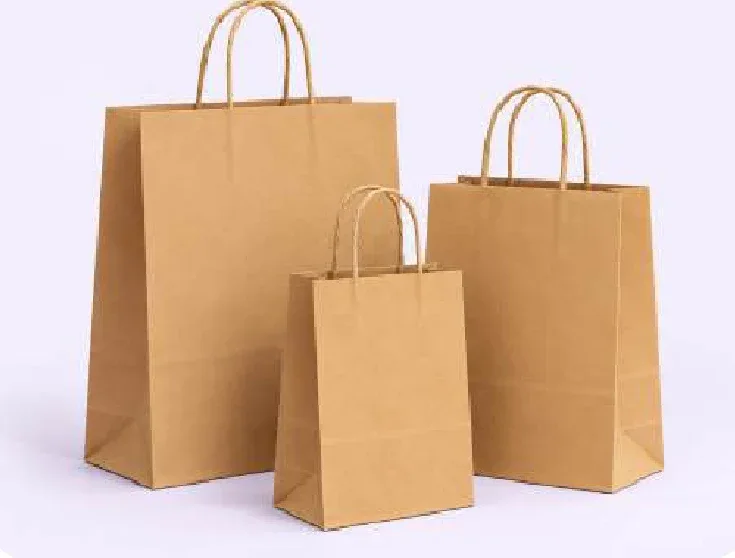 Tres bolsas kraft marrones con manija de papel retorcido, de tres tamaños distintos