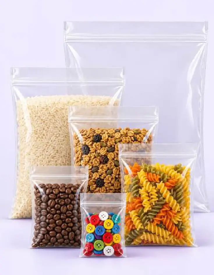Seis bolsas transparentes con zipper, de seis tamaños, sobre fondo lila: la mayor vacía y las demás con arroz, café y botones